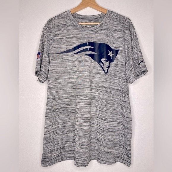 THE NIKE TEE ON FIELD APPAREL PATRIOTS NFL SHIRT SIZE LARGE - Picture 1 of 6